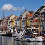 Bild 1 von 12 der Fotostrecke zum Klicken:  Dänemark  Die Geschäfte haben längst wieder geöffnet und die Straßen sind voller Menschen. Cafés, Restaurants und Bars dürfen seit einer Woche wieder Kunden bedienen - im Inneren allerdings nur, wenn die Gäste per App einen negativen Corona-Test, eine Impfung oder eine überstandene Infektion nachweisen können. Dabei fällt auf: Die dänischen Neuinfektionszahlen sind stabil niedrig geblieben, liegen mit einer Sieben-Tage-Inzidenz von unter 100 seit langem unverändert unter den deutschen Werten. Dänemark verzichtet als einziges EU-Land auf den Einsatz des Impfstoffs von Astrazeneca. Trotzdem sind knapp 22 Prozent der Gesamtbevölkerung mindestens einmal geimpft.