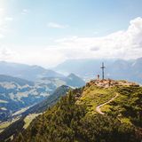 Österreich  Ab 19. Mai dürfen Gastronomie, Hotels, Bühnen und Sporteinrichtungen wieder die Pforten öffnen. Dabei setzt die Regierung auf Zutrittstests als Schutzmaßnahme. Veranstaltungen sind draußen auf 3000 und drinnen auf 1500 Personen beschränkt. In und rund um Wien gilt derzeit ein noch strengerer Lockdown, weswegen die meisten Geschäfte bis Sonntag noch geschlossen sind. Die 7-Tage-Inzidenz sank landesweit zuletzt auf 168. Rund 28 Prozent der Einwohner ab 16 Jahren haben mindestens eine Impfdosis erhalten.