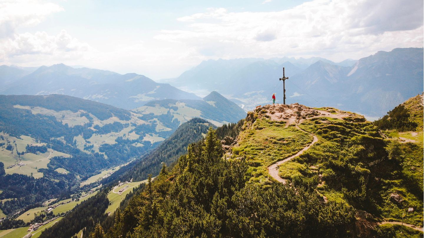 Reiseplanung für den Mai: Österreich Ab 19. Mai dürfen Gastronomie, Hotels, Bühnen und Sporteinrichtungen wieder die Pforten öffnen. Dabei setzt die Regierung auf Zutrittstests als Schutzmaßnahme. Veranstaltungen sind draußen auf 3000 und drinnen auf 1500 Personen beschränkt. In und rund um Wien gilt derzeit ein noch strengerer Lockdown, weswegen die meisten Geschäfte bis Sonntag noch geschlossen sind. Die 7-Tage-Inzidenz sank landesweit zuletzt auf 168. Rund 28 Prozent der Einwohner ab 16 Jahren haben mindestens eine Impfdosis erhalten. Österreich Ab 19. Mai dürfen Gastronomie, Hotels, Bühnen und Sporteinrichtungen wieder die Pforten öffnen. Dabei setzt die Regierung auf Zutrittstests als Schutzmaßnahme. Veranstaltungen sind draußen auf 3000 und drinnen auf 1500 Personen beschränkt. In und rund um Wien gilt derzeit ein noch strengerer Lockdown, weswegen die meisten Geschäfte bis Sonntag noch geschlossen sind. Die 7-Tage-Inzidenz sank landesweit zuletzt auf 168. Rund 28 Prozent der Einwohner ab 16 Jahren haben mindestens eine Impfdosis erhalten.