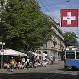 Schweiz  Bereits seit Anfang März haben Läden, Museen und Bibliotheken trotz steigender Infektionszahlen wieder geöffnet. Seit 19. April sind auch Restaurantterrassen, Kinos, Theater und Fitnesszentren wieder in Betrieb. Auch Open-Air-Konzerte und Fußballspiele dürfen wieder stattfinden. Dabei gelten Hygieneregeln wie etwa eine Begrenzung der Anzahl von Anwesenden oder die Maskenpflicht. Seit Ostern - vier Wochen nach der Öffnung von Läden und Museen - ist der Anstieg allerdings nur noch sehr gering. Anders als in anderen Ländern wird in der Schweiz eine 14-Tage-Inzidenz berechnet. Laut Bundesamt für Gesundheit lag sie am Mittwoch bei 315 Neuansteckungen pro 100.000 Einwohner. Nach jüngsten Zahlen war knapp zehn Prozent der Bevölkerung vollständig geimpft.