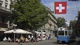 Schweiz  Bereits seit Anfang März haben Läden, Museen und Bibliotheken trotz steigender Infektionszahlen wieder geöffnet. Seit 19. April sind auch Restaurantterrassen, Kinos, Theater und Fitnesszentren wieder in Betrieb. Auch Open-Air-Konzerte und Fußballspiele dürfen wieder stattfinden. Dabei gelten Hygieneregeln wie etwa eine Begrenzung der Anzahl von Anwesenden oder die Maskenpflicht. Seit Ostern - vier Wochen nach der Öffnung von Läden und Museen - ist der Anstieg allerdings nur noch sehr gering. Anders als in anderen Ländern wird in der Schweiz eine 14-Tage-Inzidenz berechnet. Laut Bundesamt für Gesundheit lag sie am Mittwoch bei 315 Neuansteckungen pro 100.000 Einwohner. Nach jüngsten Zahlen war knapp zehn Prozent der Bevölkerung vollständig geimpft.