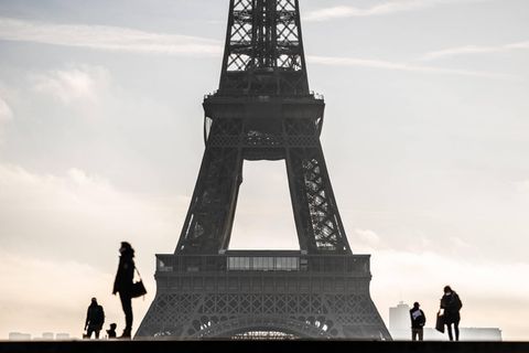 Frankreich  Sofern es die Lage zulässt, sollen Anfang Mai die Bewegungseinschränkungen aufgehoben werden. Aktuell dürfen sich die Menschen nur mit triftigem Grund mehr als zehn Kilometer von ihrer Wohnung entfernen. Außerdem könnten Außenbereiche von Restaurants und bestimmte Kultureinrichtungen wieder öffnen. Auch über eine Lockerung der abendlichen Ausgangssperre, die aktuell um 19 Uhr beginnt, wird gesprochen. Die Corona-Lage ist allerdings weiter angespannt. Zuletzt gab es rund 300 Neuinfektionen pro 100 000 Einwohner und sieben Tage. Rund ein Fünftel der Bevölkerung wurde mindestens ein Mal geimpft.