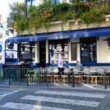 Belgien  In den vergangenen Wochen galten in Belgien verschärfte Regeln. Seit Montag haben Geschäfte wieder ohne Terminvergabe geöffnet, Friseure dürfen wieder arbeiten. Im Freien dürfen sich zehn Personen mit Maske treffen. Ab dem 8. Mai dürfen Restaurants und Bars nach monatelanger Zwangspause wieder ihre Außenbereiche öffnen. Auch die nächtliche Ausgangssperre fällt dann weg. Die Zahl der Neuinfektionen hat sich zuletzt bei mehr als 400 pro 100.000 Einwohner am Tag eingependelt. Fast jeder dritte Erwachsene wurde bislang zumindest einmal geimpft.