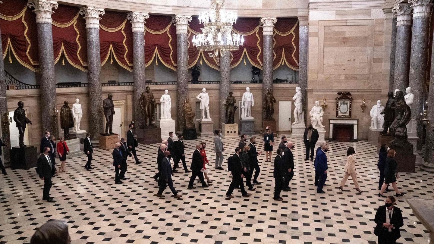 Vizepräsidentin Kamala Harris und einige Senatoren schreiten durch die Statuary Hall