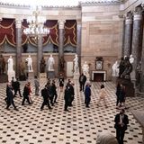 Vizepräsidentin Kamala Harris und einige Senatoren schreiten durch die Statuary Hall