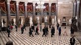 Vizepräsidentin Kamala Harris und einige Senatoren schreiten durch die Statuary Hall