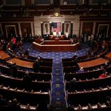 US-Präsident Joe Biden spricht vor teilweise leeren Stuhlreihen im Repräsentantenhaus