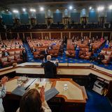 US-Präsident Joe Biden spricht vor teilweise leeren Stuhlreihen im Repräsentantenhaus