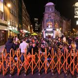 Großbritannien  In Großbritannien hat sich die Corona-Lage dank eines langen, konsequenten Lockdowns und der weit fortgeschrittenen Impfkampagne mittlerweile deutlich entspannt. Mehr als die Hälfte der Bevölkerung ist bereits einmal geimpft, ein Viertel sogar vollständig. Die Sieben-Tage-Inzidenz lag zuletzt bei rund 25 Fällen pro 100 000 Einwohnern. Pubs und Restaurants dürfen in England und Wales draußen wieder Gäste empfangen, in Schottland sogar bis abends auch drinnen. Geschäfte, Fitnessstudios, Friseure und Zoos sind weitgehend wieder geöffnet. Treffen in Innenräumen und Reisen ins Ausland bleiben allerdings noch bis mindestens Mitte Mai verboten.