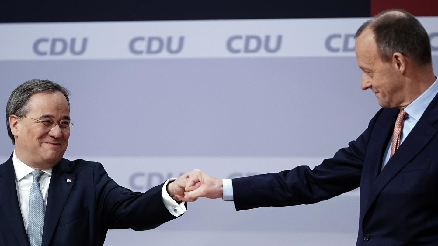 Faustgruß zwischen Armin Laschet und Friedrich Merz