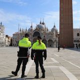 Italien  Italien befindet sich seit kurzem auf einem schrittweisen Lockerungskurs. Wo die Corona-Zahlen moderat sind, dürfen Restaurants und Bars auch abends im Außenbereich an Tischen servieren. Ab 22 Uhr gilt das Ausgangsverbot. Museen und Kinos in den sogenannten Gelben Zonen haben bereits geöffnet. Ab 1. Juni soll man in Lokalen wieder drinnen sitzen dürfen. Italien peilt den 2. Juni für den Start der Sommersaison an. Das Reisen im Land ist noch teils eingeschränkt, aber mit Impfung oder negativem Corona-Test soll es bald leichter werden, selbst in höhere Risikozonen zu fahren. Die Sieben-Tage-Inzidenz lag zuletzt bei etwa 160. Über 22 Prozent der Bevölkerung sind mindestens einmal gegen das Coronavirus geimpft.