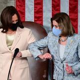 US-Vizepräsidentin Kamala Harris (l.) und Nancy Pelosi, Demokratin und Sprecherin des Repräsentantenhauses