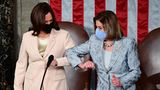 US-Vizepräsidentin Kamala Harris (l.) und Nancy Pelosi, Demokratin und Sprecherin des Repräsentantenhauses