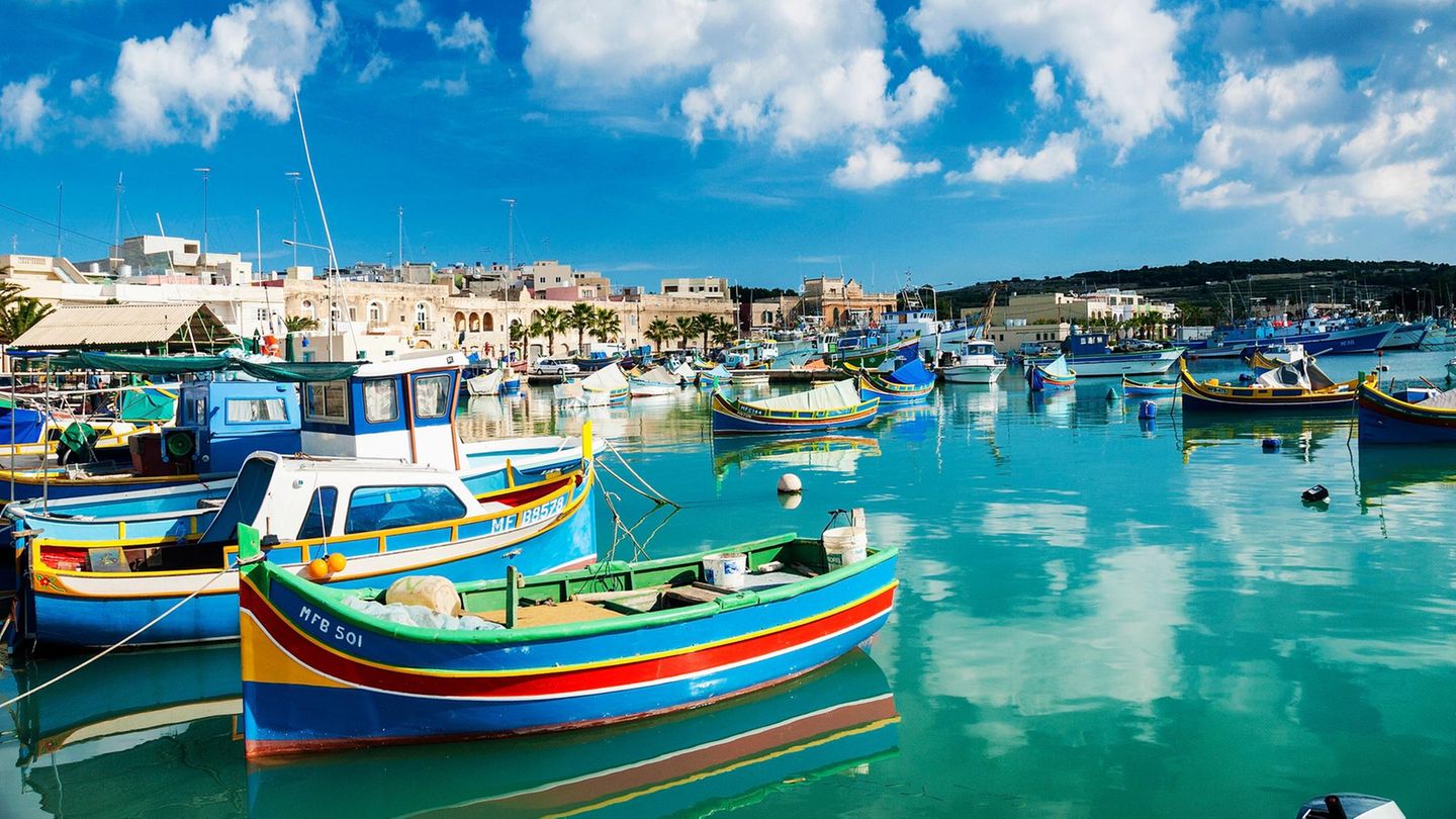 Reiseplanung für den Mai: Malta Der Inselstaat will ab dem 1. Juni für den internationalen Tourismus öffnen. Schon ab dem 10. Mai dürfen Restaurants wieder Besucher willkommen heißen und bis 17 Uhr an Tischen bedienen. Das Besondere: Mehr als 40 Prozent der Gesamtbevölkerung haben bislang zumindest eine Impfung bekommen. Die Regierung will geimpfte Ausländer in Kürze mit einer Vorzugsbehandlung ins Land locken. Malta Der Inselstaat will ab dem 1. Juni für den internationalen Tourismus öffnen. Schon ab dem 10. Mai dürfen Restaurants wieder Besucher willkommen heißen und bis 17 Uhr an Tischen bedienen. Das Besondere: Mehr als 40 Prozent der Gesamtbevölkerung haben bislang zumindest eine Impfung bekommen. Die Regierung will geimpfte Ausländer in Kürze mit einer Vorzugsbehandlung ins Land locken.