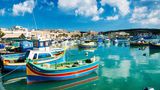 Malta  Der Inselstaat will ab dem 1. Juni für den internationalen Tourismus öffnen. Schon ab dem 10. Mai dürfen Restaurants wieder Besucher willkommen heißen und bis 17 Uhr an Tischen bedienen. Das Besondere: Mehr als 40 Prozent der Gesamtbevölkerung haben bislang zumindest eine Impfung bekommen. Die Regierung will geimpfte Ausländer in Kürze mit einer Vorzugsbehandlung ins Land locken.