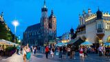 Polen  Schrittweise Öffnungen sind geplant. Zuerst sollen etwa Einkaufszentren und Museen unter Hygieneauflagen wieder öffnen dürfen. Vom 8. Mai an dürfen Hotels Gäste bis zu einer Auslastung von 50 Prozent beherbergen. Die Außengastronomie soll ab dem 15. Mai starten. Ab dem 29. Mai soll der Restaurantbetrieb in Innenräumen mit halber Auslastung möglich sein. Das Gesundheitsministerium meldete am Mittwoch 8895 registrierte Neuinfektionen und 636 Todesfälle innerhalb von 24 Stunden, eine Sieben-Tage-Inzidenz wird in Polen nicht berechnet. Etwa 10,7 Millionen Menschen - also 28,2 Prozent der Bevölkerung - sind mindestens ein Mal geimpft.