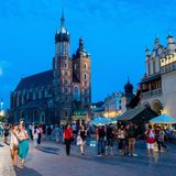 Polen  Schrittweise Öffnungen sind geplant. Zuerst sollen etwa Einkaufszentren und Museen unter Hygieneauflagen wieder öffnen dürfen. Vom 8. Mai an dürfen Hotels Gäste bis zu einer Auslastung von 50 Prozent beherbergen. Die Außengastronomie soll ab dem 15. Mai starten. Ab dem 29. Mai soll der Restaurantbetrieb in Innenräumen mit halber Auslastung möglich sein. Das Gesundheitsministerium meldete am Mittwoch 8895 registrierte Neuinfektionen und 636 Todesfälle innerhalb von 24 Stunden, eine Sieben-Tage-Inzidenz wird in Polen nicht berechnet. Etwa 10,7 Millionen Menschen - also 28,2 Prozent der Bevölkerung - sind mindestens ein Mal geimpft.