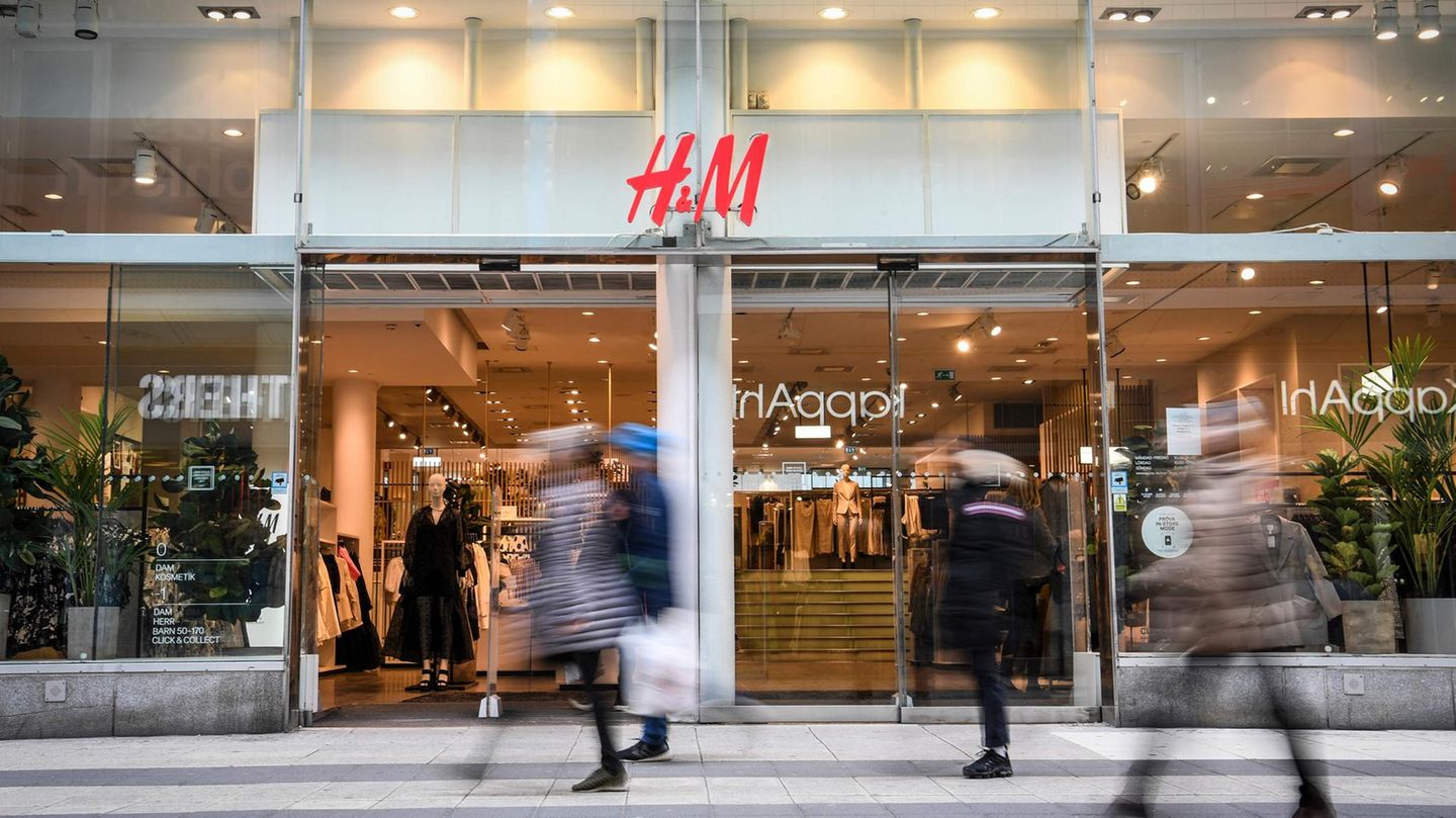 Ein Frau läuft vor einem H&M-Store vorbei