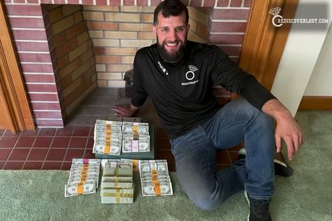 Schatzsucher Wille mit gefundenem Geld