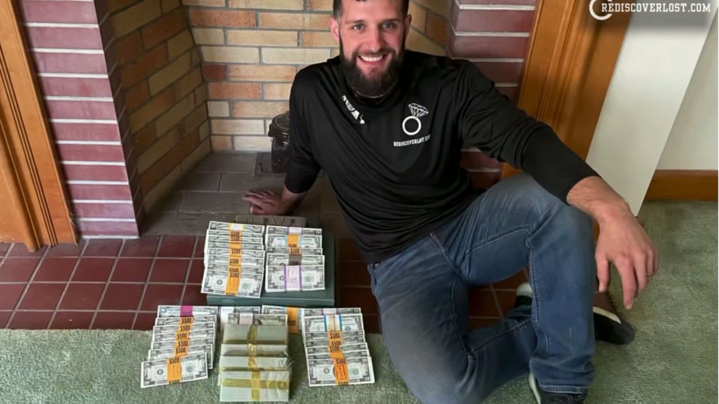 Schatzsucher Wille mit gefundenem Geld