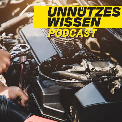 Hände werkeln unter einer Motorhaube