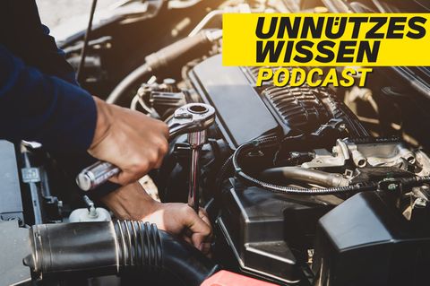 Hände werkeln unter einer Motorhaube