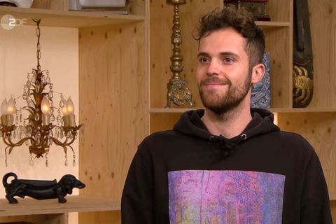 Verkäufer Joshua Wygand steht im Studio von Bares für Rares in Pulheim