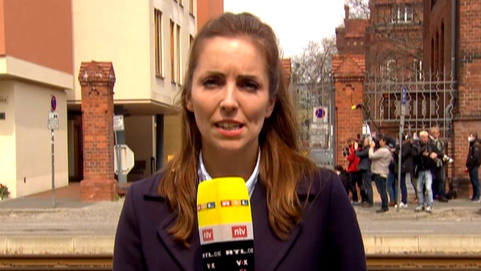 Potsdam: RTL-Reporterin Janine Bleker berichtet vor Ort