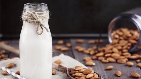 Mandelmilch selber machen: Anleitung und Rezept für zu Hause