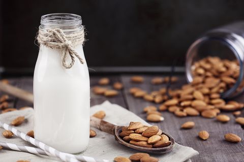 Mandelmilch selber machen: Anleitung und Rezept für zu Hause