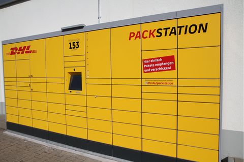 Ein 15-Jähriger musste in Frankfurt von der Feuerwehr aus einer Packstation befreit werden.