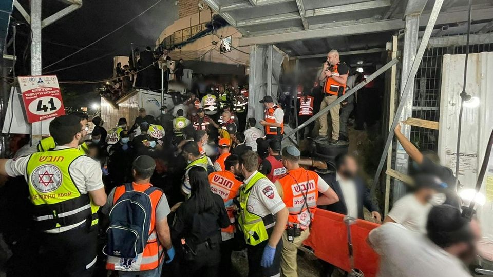 Israel: Bei einer Massenpanik auf einem jüdischen Fest im Norden Israels sind nach Angaben von Rettungskräften mindestens 44 Menschen ums Leben gekommen Bei einer Massenpanik auf einem jüdischen Fest im Norden Israels sind nach Angaben von Rettungskräften mindestens 44 Menschen ums Leben gekommen