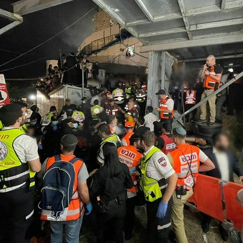 Bei einer Massenpanik auf einem jüdischen Fest im Norden Israels sind nach Angaben von Rettungskräften mindestens 44 Menschen ums Leben gekommen