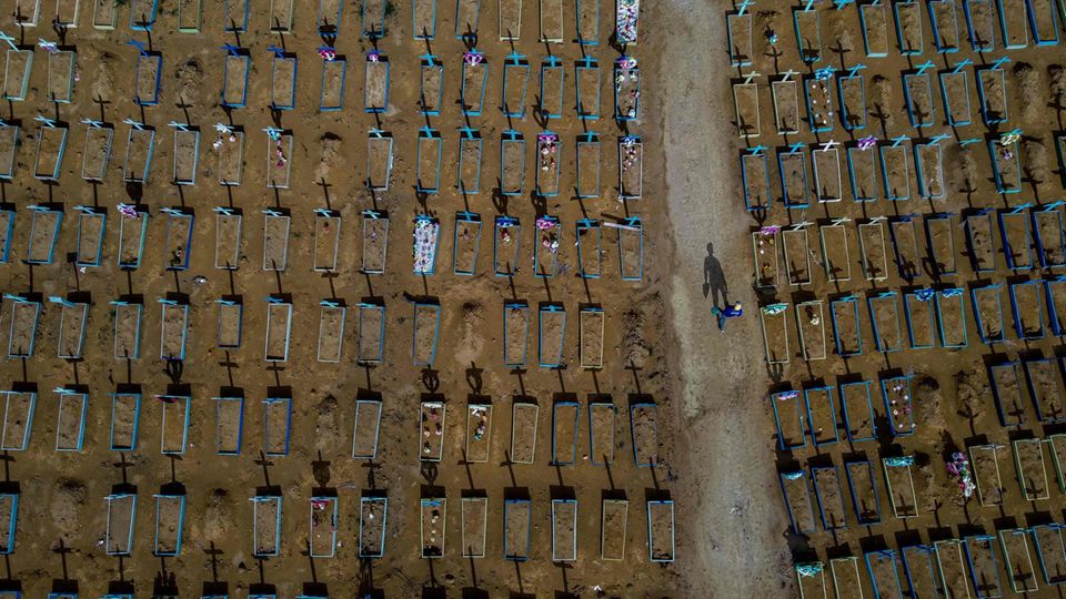 Manaus, Brasilien. Luftaufnahme eines Massengrabs für Covid-Opfer auf dem Friedhof Nossa Senhore Aparecida. Auch in Brasilien wütet die Pandemie mit unverminderter Härte. Am Donnerstag hat das Land die Schwelle von 400.000 Todesopfern überschritten, die zweithöchste Zahl nach den USA