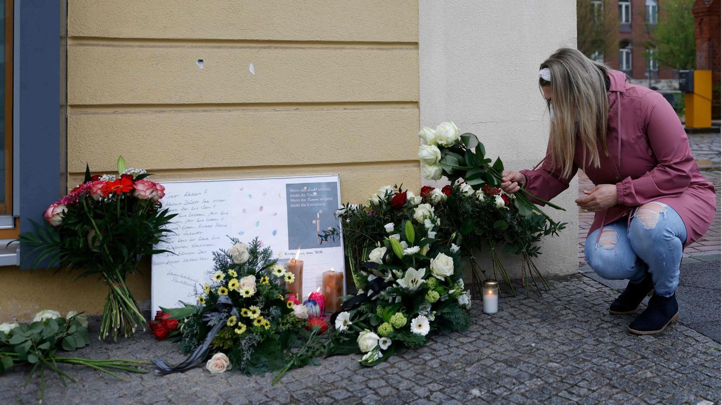 Blumen und Kerzen am Thusnelda-von-Saldern-Haus in Potsdam