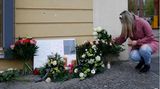 Blumen und Kerzen am Thusnelda-von-Saldern-Haus in Potsdam