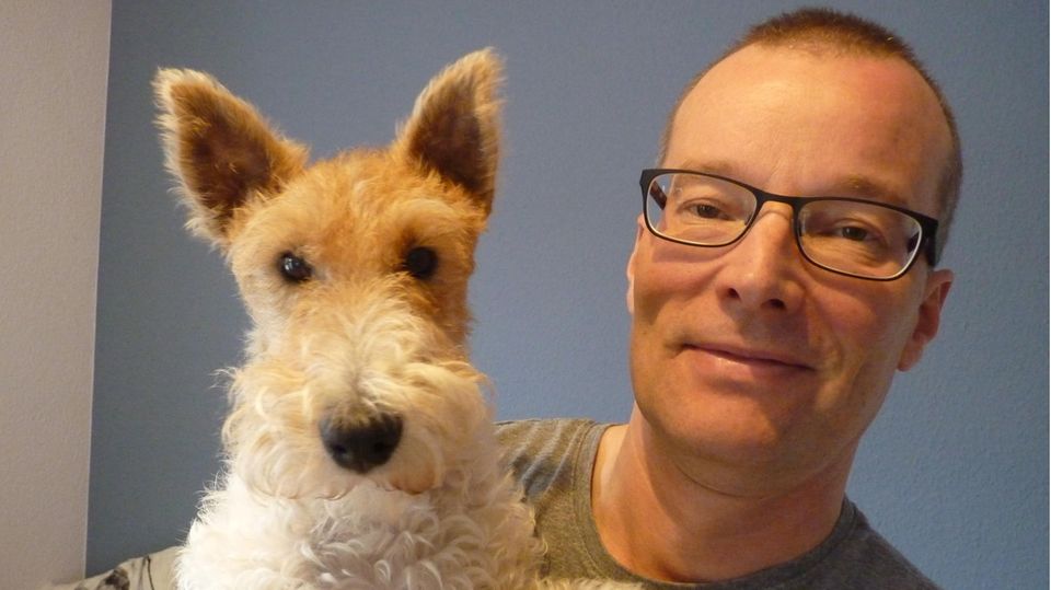 "Spiegel"-Dokumentar Bertolt Hunger, 53, mit seinem Hund "Rocker". "Spiegel"-Dokumentar Bertolt Hunger, 53, mit seinem Hund "Rocker".