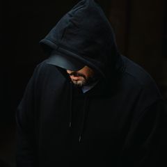 Der ehemalige V-Mann "Murat Cem" mit von einer schwarzen Kappe verdecktem Gesicht.