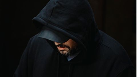 Der ehemalige V-Mann "Murat Cem" mit von einer schwarzen Kappe verdecktem Gesicht.