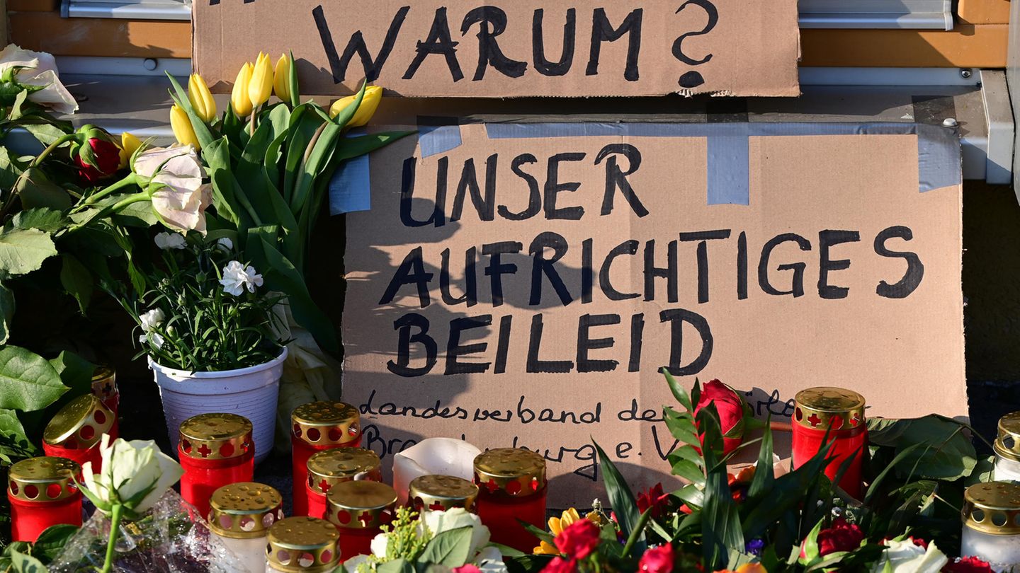Blumen und ein Schild in Potsdam