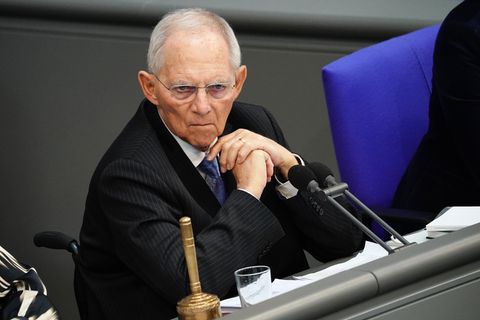 Wolfgang Schäuble (CDU), Bundestagspräsident, sitzt an seinem Sitzplatz im Bundestag