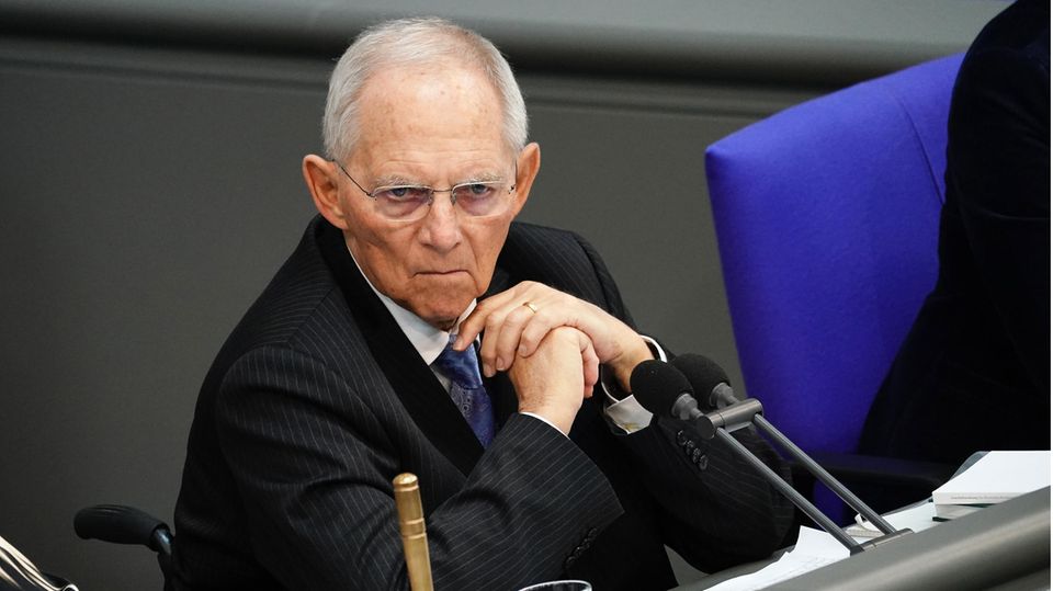 Wolfgang Schäuble (CDU), Bundestagspräsident, sitzt an seinem Sitzplatz im Bundestag