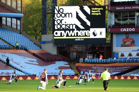 Spieler von Aston Villa und West Bromwich Albion knien vor ihrer Partie, um ein Zeichen gegen Rassismus zu setzen