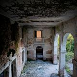 Psichiatria infantile  Bis Ende der 1960er Jahre befand sich in diesem verlassenen Gebäude nördlich von Maestre eine Kinderpsychiatrie – ein Ort, der nicht erst in seinem heutigen Zustand Angst und Beklemmung auslöst.