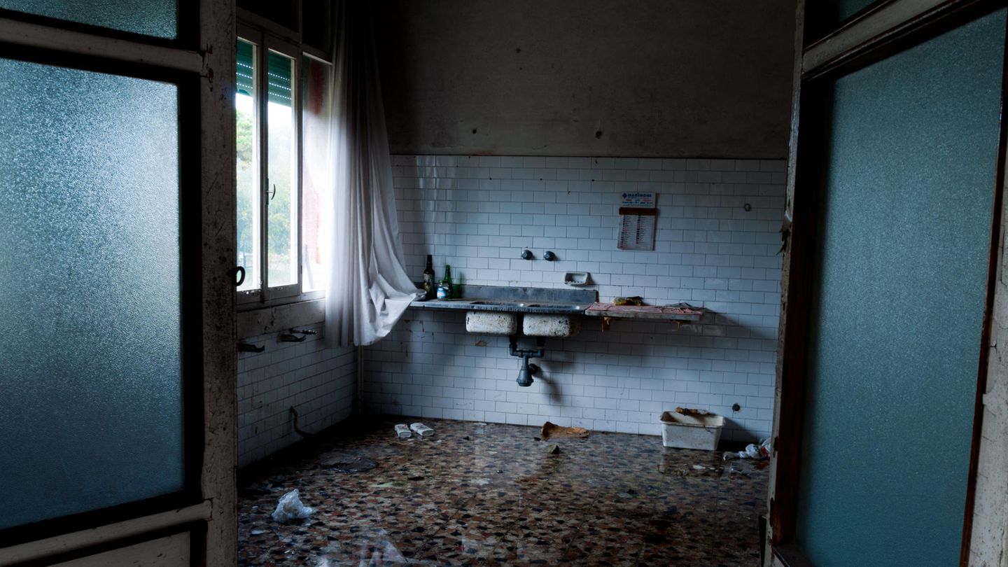 Ospedale al Mare  Auf der Venedig vorgelagerten Insel Lido wurde das dortige Krankenhaus in den 1980er Jahre geschlossen. Einige Räume des Bauwerks sind durch die Radiologie radioaktiv kontaminiert. 