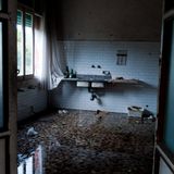 Ospedale al Mare  Auf der Venedig vorgelagerten Insel Lido wurde das dortige Krankenhaus in den 1980er Jahre geschlossen. Einige Räume des Bauwerks sind durch die Radiologie radioaktiv kontaminiert. 