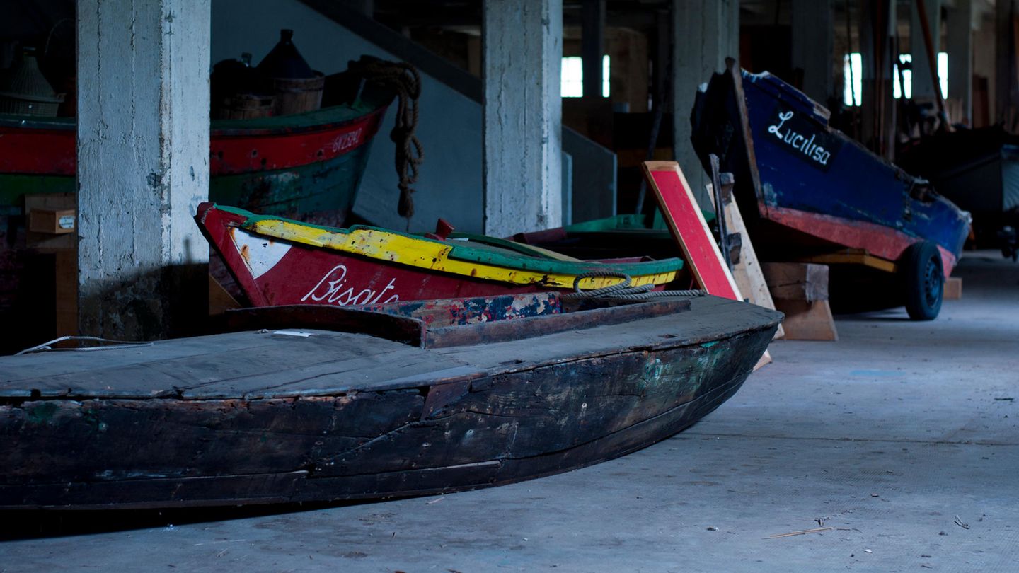 Bootsmuseum in Forte Marghera  Der Verein Il Caicio hat über die Jahre einzigartige Boote aus der Lagune zusammengetragen und bewahrt sie in einer Lagerhalle auf. Doch 2017 wurde das Projekt aufgegeben, die Sammelobjekte verstauben, "eine völlig unkuratierte Ausstellung" schreibt der Fotograf.