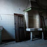 Palazzo Mora  Dieses alte Gebäude hatte einst Silvio Berlusconi erworben, doch nie genutzt. Nach Jahren des Leerstandes erwarb es das European Cultural Center und nutzt einen Teil nun als Ausstellungsraum. Doch der Rest der Räumlichkeiten bleibt sich selbst überlassen.