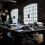 Officina Lampadari  Auf der Insel Murano sind seit Jahrhunderten die Glasmanufakturen zu Hause. Einige Betriebe wie dieser mussten wegen der Billig-Konkurrenz aus China schließen. "Mitten im Fertigungsprozess wurde alles stehen und liegen gelassen", sagt Stefan Hilden. "Das Leben wirkt eingefroren wie in einem Dornröschenschloss."