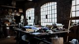 Officina Lampadari  Auf der Insel Murano sind seit Jahrhunderten die Glasmanufakturen zu Hause. Einige Betriebe wie dieser mussten wegen der Billig-Konkurrenz aus China schließen. "Mitten im Fertigungsprozess wurde alles stehen und liegen gelassen", sagt Stefan Hilden. "Das Leben wirkt eingefroren wie in einem Dornröschenschloss."